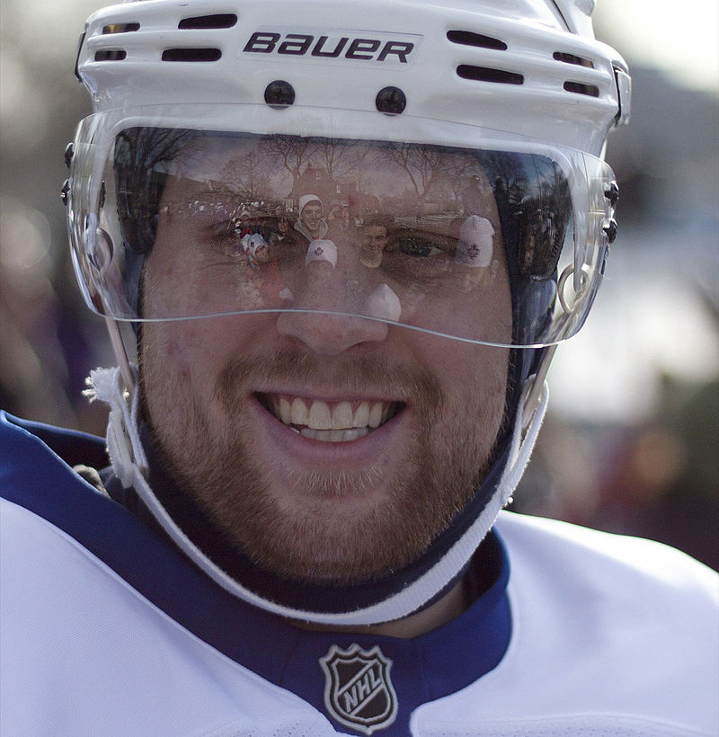 800px-phil_kessel_smiles_for_the_crowd_t